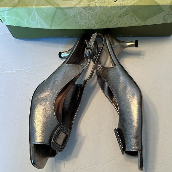 Free matching clutch! J. Renee silver metallic pumps. Size 9M - Picture 7 of 11